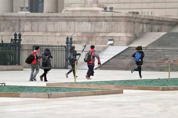 人民网记者刘茸：进人民网工作快五年了，今年取得了记者证，才第一次得到前方报道两会的机会。有想象中的繁忙、紧张，也有亲临会场的幸福感，一天收工时的满足感&hellip;&hellip;网络媒体报道两会就是要更贴近、更实时地把我们的见闻和感受传递给大家，将时间和空间的限制降到最小。1